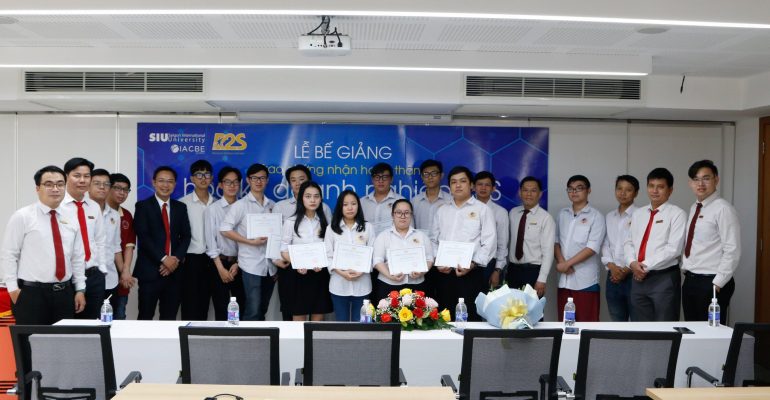 cong-ty-co-phan-r2s-to-chuc-le-be-giang-hoc-ky-doanh-nghiep-khoa-cntt-siu-2